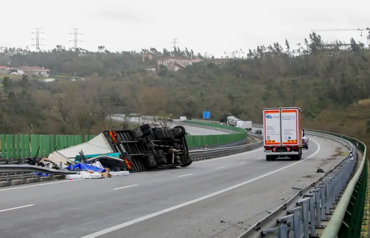Camião tombado na estrada